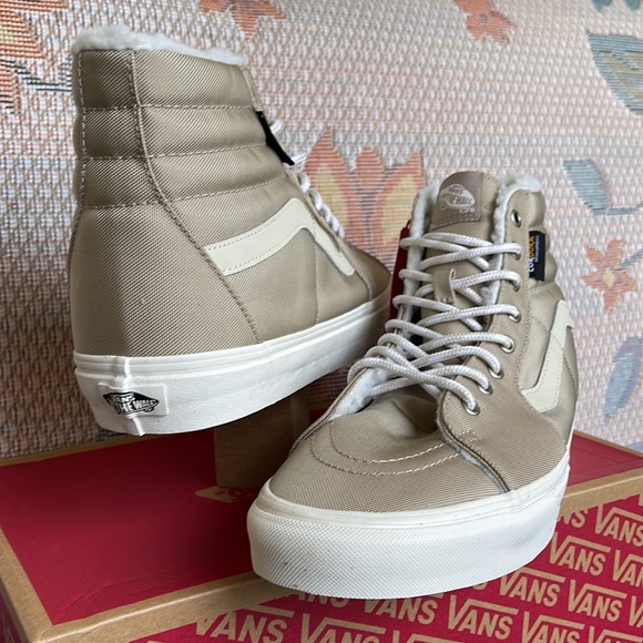 Vans Men’s Sk8-Hi
Cordura Sherpa Walnut
VN0A4BVTINU
Sneakers - Picture 10 of 16